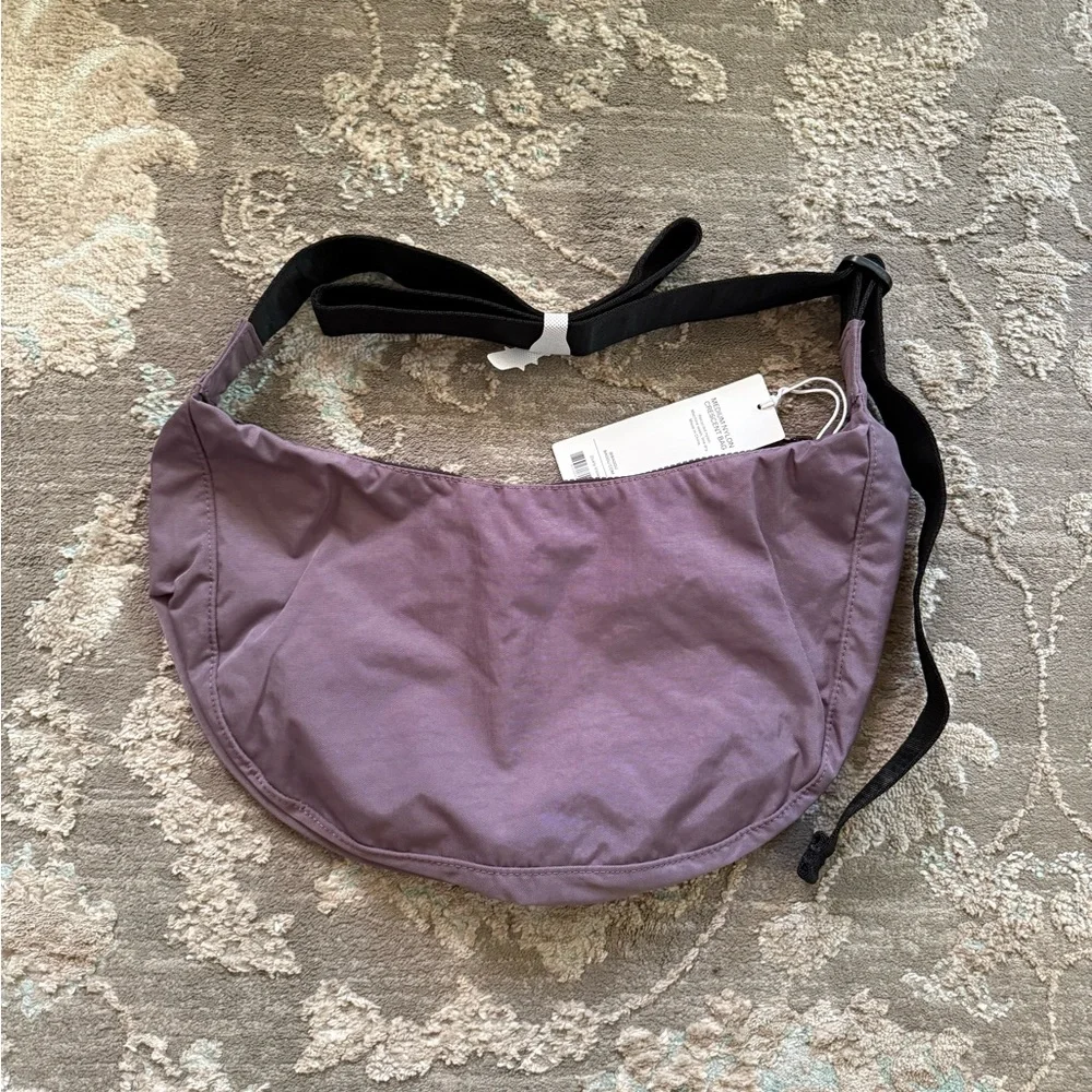 BAGGU Medium Nylon Crescent Bag in Dusty Violet - UO Exclusive - Picture 5 of 6